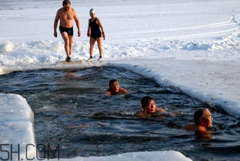 >冬泳有哪些好处？冬泳能延缓衰老