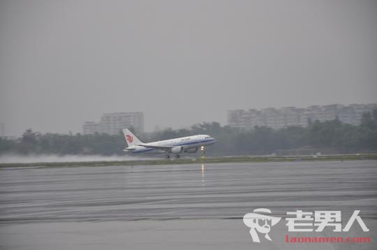 成都机场遭遇雷暴天气 导致70余个航班受影响