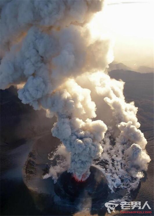>日本新燃岳火山再度喷发 现场图片曝光十分震撼