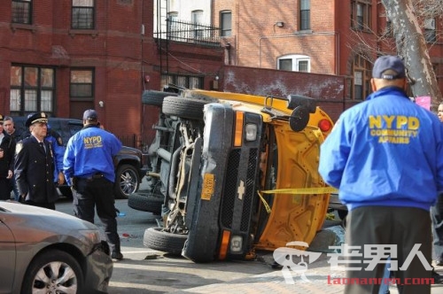 纽约校车汽车相撞 事故造成31人受伤