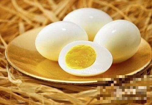 健身吃鸡蛋吃不吃蛋黄 健身一天吃几个鸡蛋