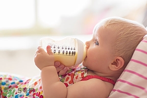 >婴儿喝羊奶好还是牛奶好 婴儿喝羊奶粉好还是牛奶粉好