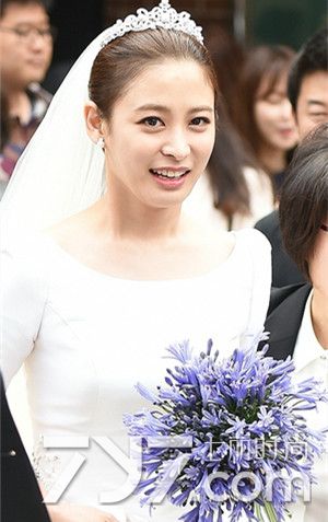 韩国女演员朴喜本结婚 老公是电影导演尹世荣