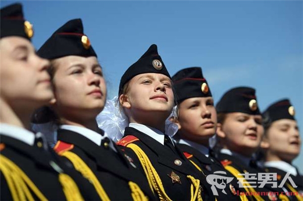 >俄女兵部队亮相红场 网友调侃穿裙子也能打仗吗