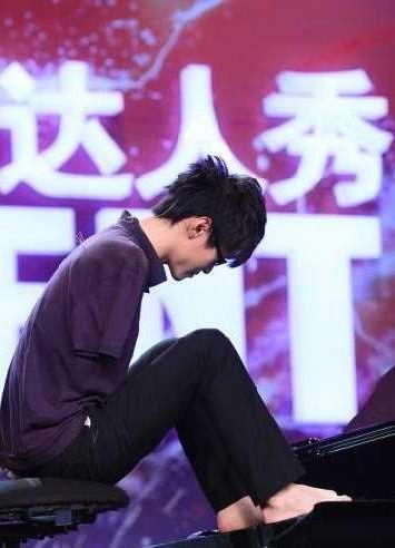 >中国达人秀刘伟用双脚弹钢琴演绎梦想(视频)