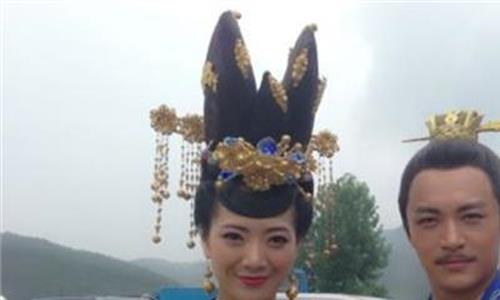 女神刘妍希 百变女神刘妍希一袭黑纱裙出席北京时装周