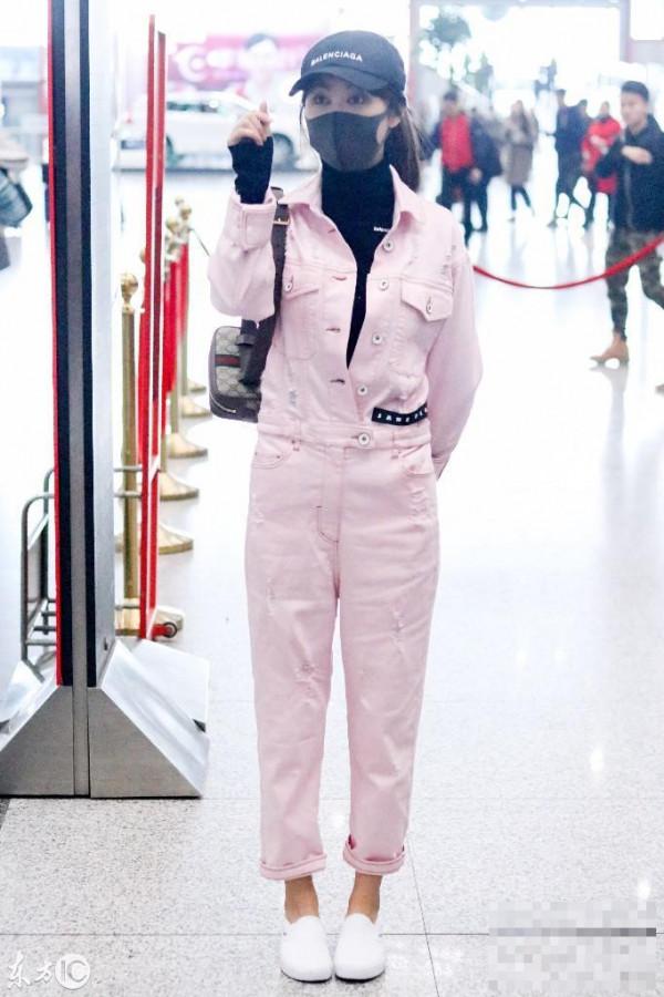 李菲儿,北京，现身机场,粉红色打扮，少女感十足