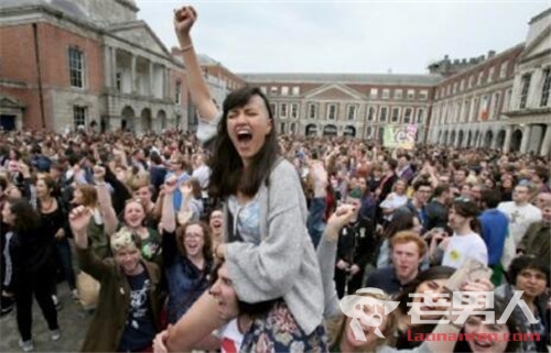 爱尔兰35年前堕胎禁令废除 爱尔兰女子欢呼一片
