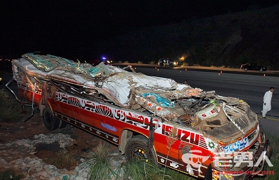巴基斯坦一大巴坠入山谷 目前已致至少22人死亡