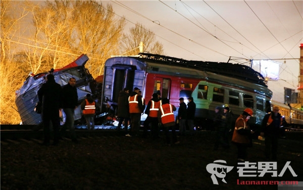 >俄罗斯两火车相撞 事故造成约50人受伤