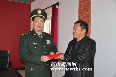 王洪光演员 南京军区副司令员王洪光中将一行到谭家桥镇祭拜粟裕将军
