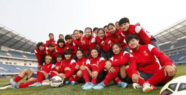 中国现役女足队员照片 中国男足女足的工资对比