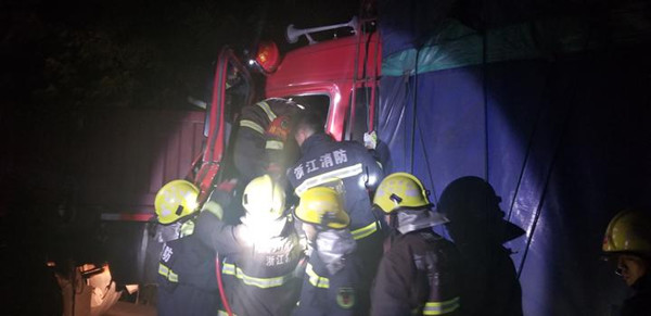 杭州绕城高速多车相撞 事故造成4人受伤