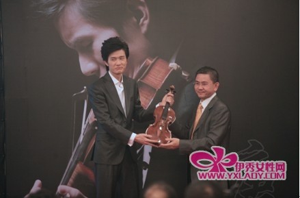 刘佩琦小提琴 85后天才小提琴家唐韵获赠名贵古琴