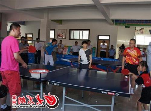 >刘燚乒乓球几岁 乒乓球世界冠军走进邹平县开元小学 与小球员互动