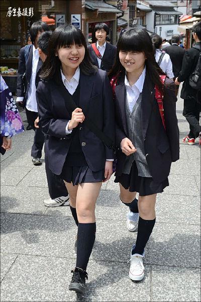 >街拍:日本女生短裙有没有尺度?(组图)