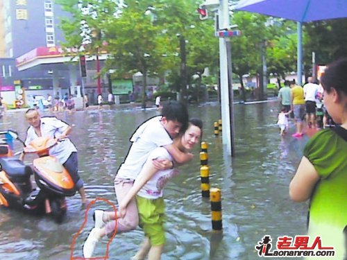 >美女暴雨后背男子淌水照走红 网友大赞销魂【图】