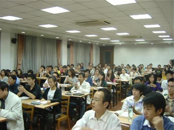 北京大学晏智杰教授应邀来我校讲学并受聘为兼职教授