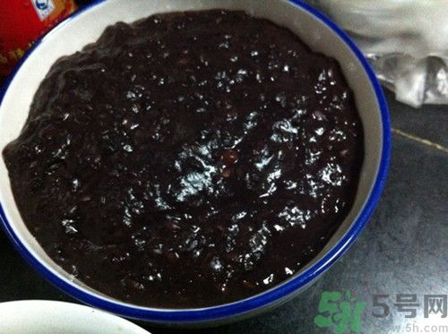 >黑米粥怎么煮才能粘稠?黑米粥的做法和功效