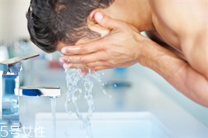 男士洗脸的五大误区 男士正确洗脸方法
