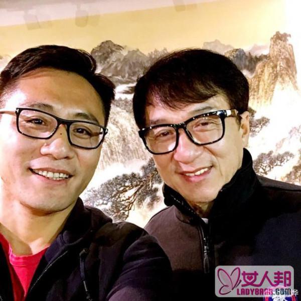 刘烨晒和成龙合影 两人戴同款黑眼镜一脸开心笑容
