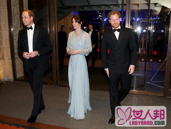 《007》伦敦首映礼场面盛大 威廉王子携凯特王妃亮相