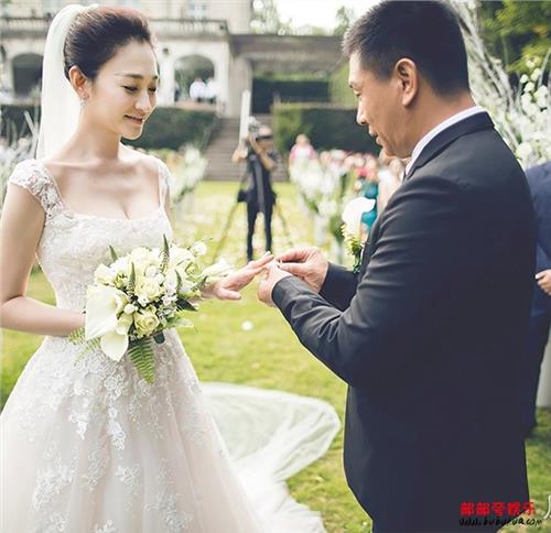 >徐佳宁多少岁 39岁李小冉终于和徐佳宁结婚了 比利时举办草坪婚礼照片