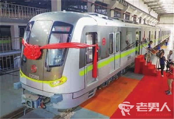 沪地铁第5000辆列车亮相 车身采用全焊接铝合金设计