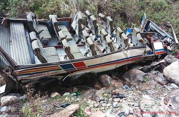 印度大巴坠入峡谷 死亡人数上升至48人