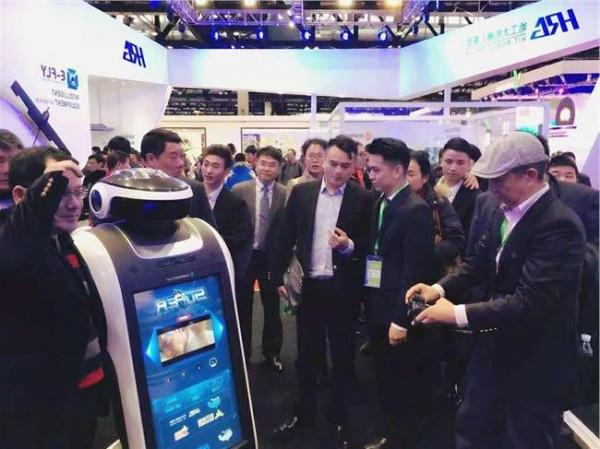 赵杰哈工大 哈工大机器人集团亮相2015世界机器人大会