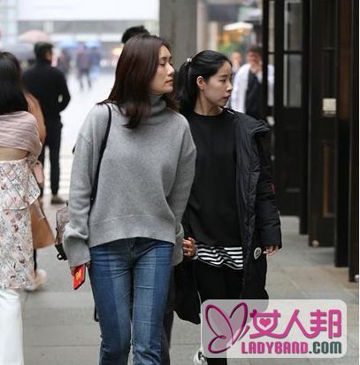 刘芸携爱子Jagger上海逛街 见镜头忙拉子于身后护子心切