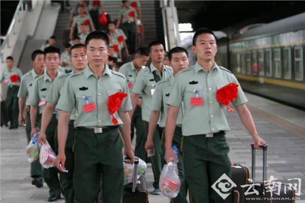 云南省军区杨光跃 云南省军区1500余名退役士兵返乡