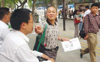 >张跃中国第一 街头抢烟 “中国第一反烟人”张跃再次来并