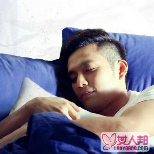睡姿超帅的7位男明星，杨洋最优雅，李易峰像在做梦