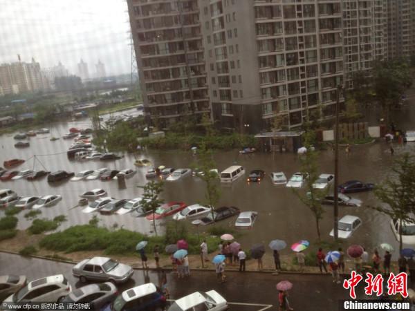 >北京遭遇强暴雨：开车像开船 街上能游泳【图】