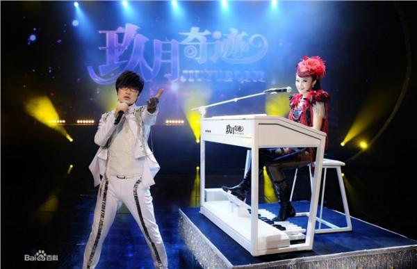 >王小玮双排键 王小玮与双排键电子琴成功登上2011年央视春节联欢晚会