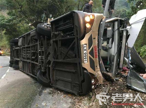 香港一双层巴士侧翻 已致19人死亡60多人受伤