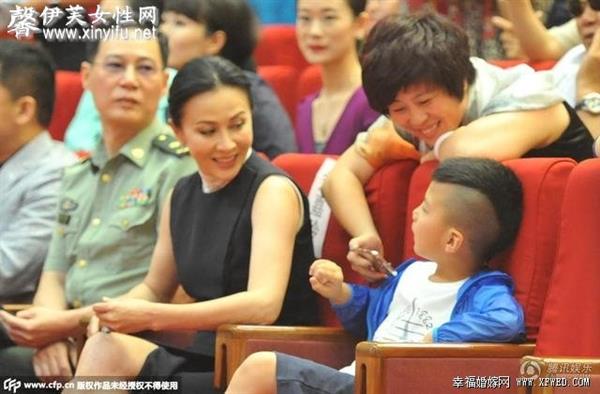 >刘嘉玲为什么没有孩子 刘嘉玲为什么认康康为干儿子?她和胡军有一腿?