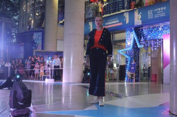 >重庆商场：国内外众多时尚模特T台走秀 上千市民围观视觉盛宴