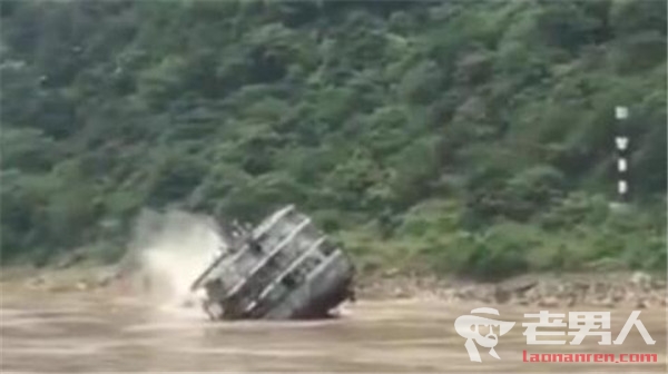 货船在长江水域触礁翻覆 船上７名乘客幸运获救