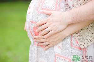 >怀孕几个月检查胎位正不正?怀孕几个月胎位就固定了?