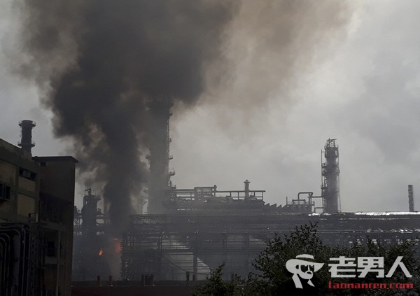 孟买炼油厂突发大火 造成至少21人受伤