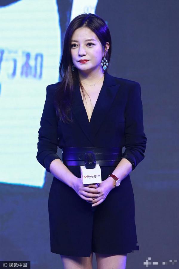 41岁赵薇穿OL黑裙亮相 化身霸道女总裁气势十足