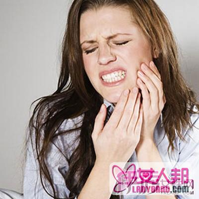 牙龈有白色的小脓包怎么根治呢 5个预防方法彻底摆脱牙痛