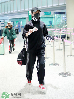 关晓彤机场运动装是什么牌子？关晓彤黑色运动套装是哪个品牌？