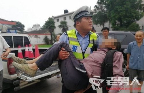 民警徒手拽开电线救触电老人 连闯两个红灯与死神赛跑