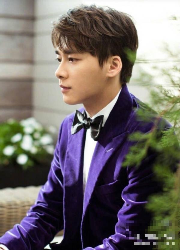 >李易峰出席Ralph Lauren新季大秀，紫色西服套装尽显王子绅士风度