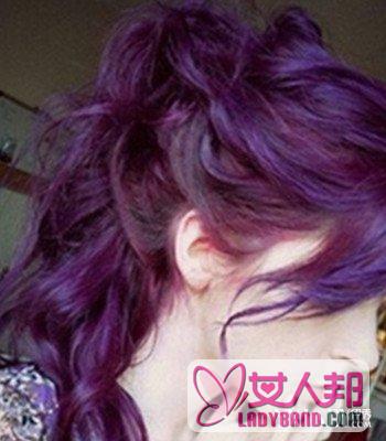 女生暗紫色卷发发型展示 尽显梦幻唯美气质