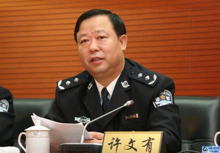 沈阳市副市长、市公安局局长许文有回答各界代表提问