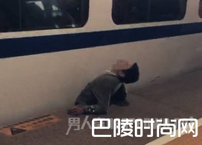 南京一男子跳轨换站台 被列车夹缝卡住挤压致死